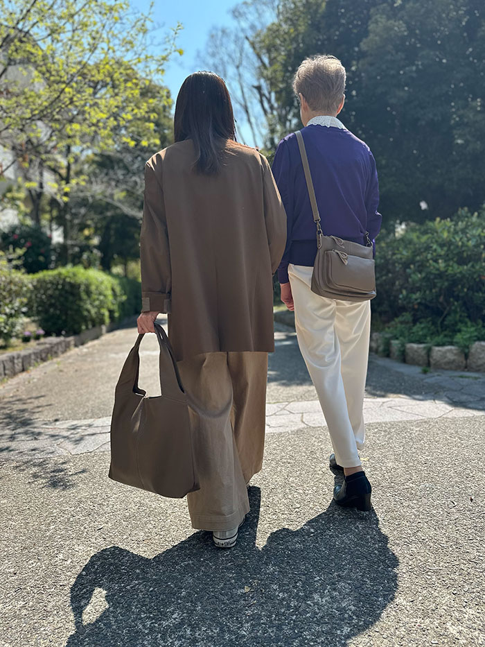 母娘で同じカラーのバッグを楽しむ様子