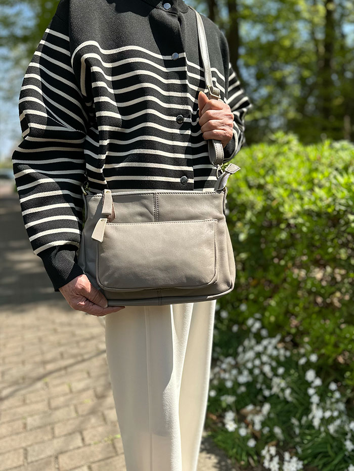 軽くて上品な山羊革バッグ