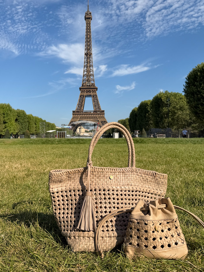 パリの街をショルダーバッグで歩く旅行中の50代女性