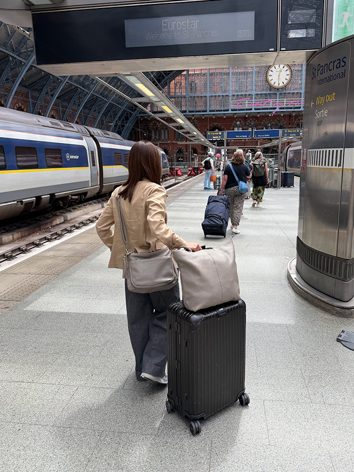 ロンドンの街歩きにショルダーバッグを合わせた50代女性の旅行コーディネート