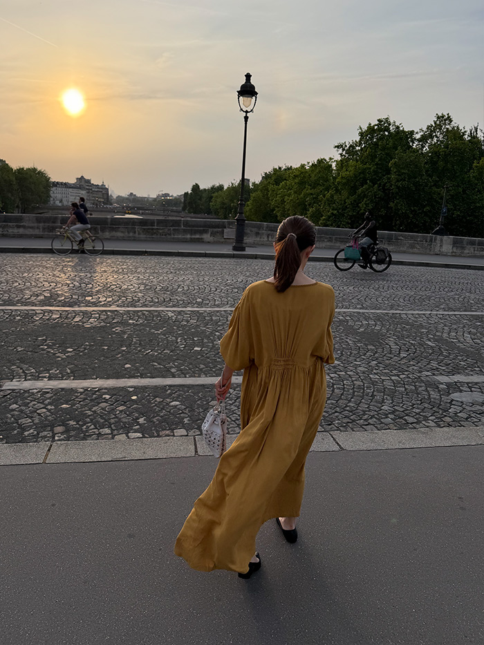 ヨーロッパ旅行でレザーバッグを持つ50代女性の大人コーディネート