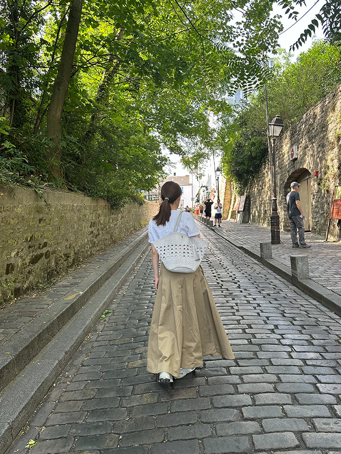 モンマルトルのサクレ・クール寺院をショルダーバッグで巡る50代女性