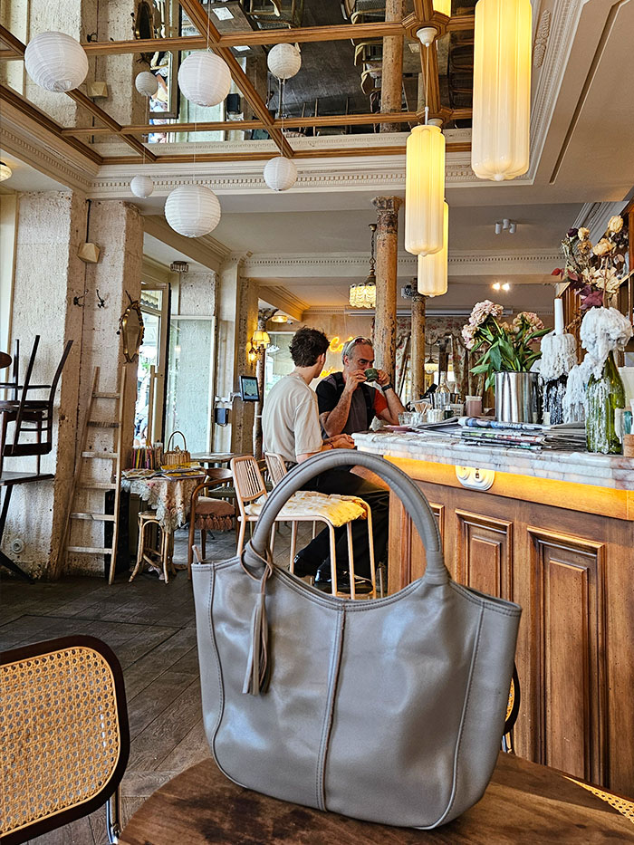 パリのカフェ店内とミレーヌ・ゴート