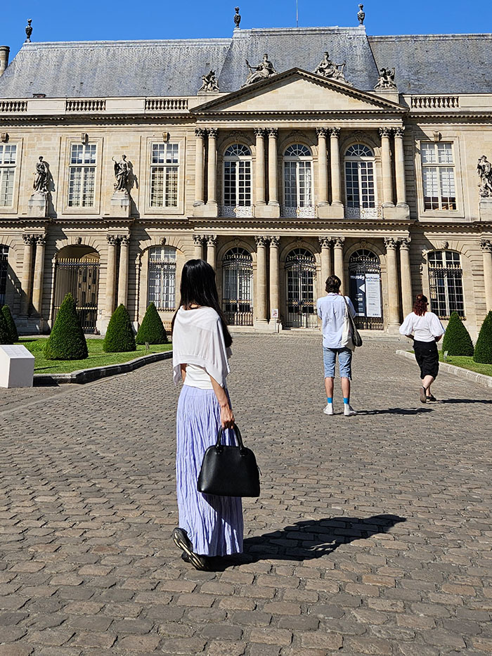 パリの街並みに合わせるブランシュ 本革バッグ