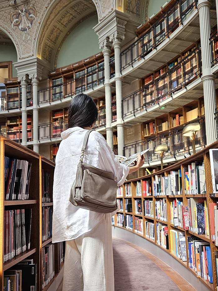 パリの図書館で本を選ぶアリエル・プラス・ゴート ショルダーバッグ