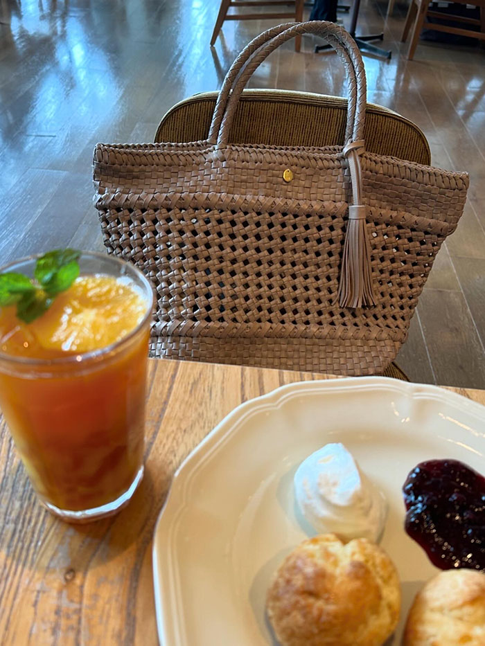 カフェへ向かう休日に持ちたいレザーメッシュバッグ