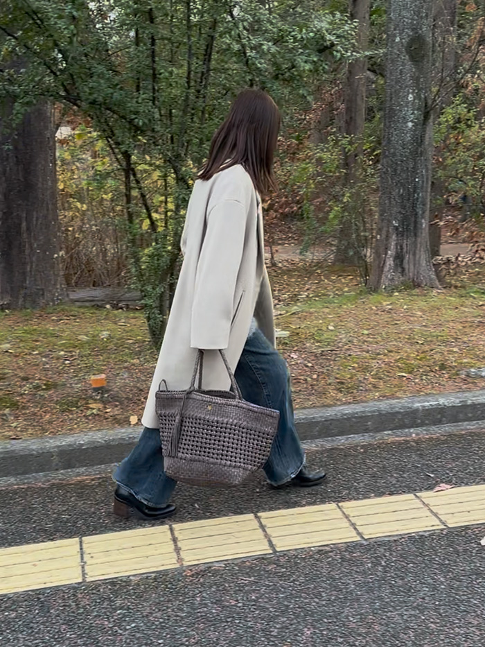 グレージュの本革レザーメッシュバッグをコートとデニムに合わせた秋冬コーデ