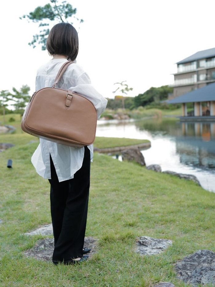 夏の旅行に持ちたい本革バッグ