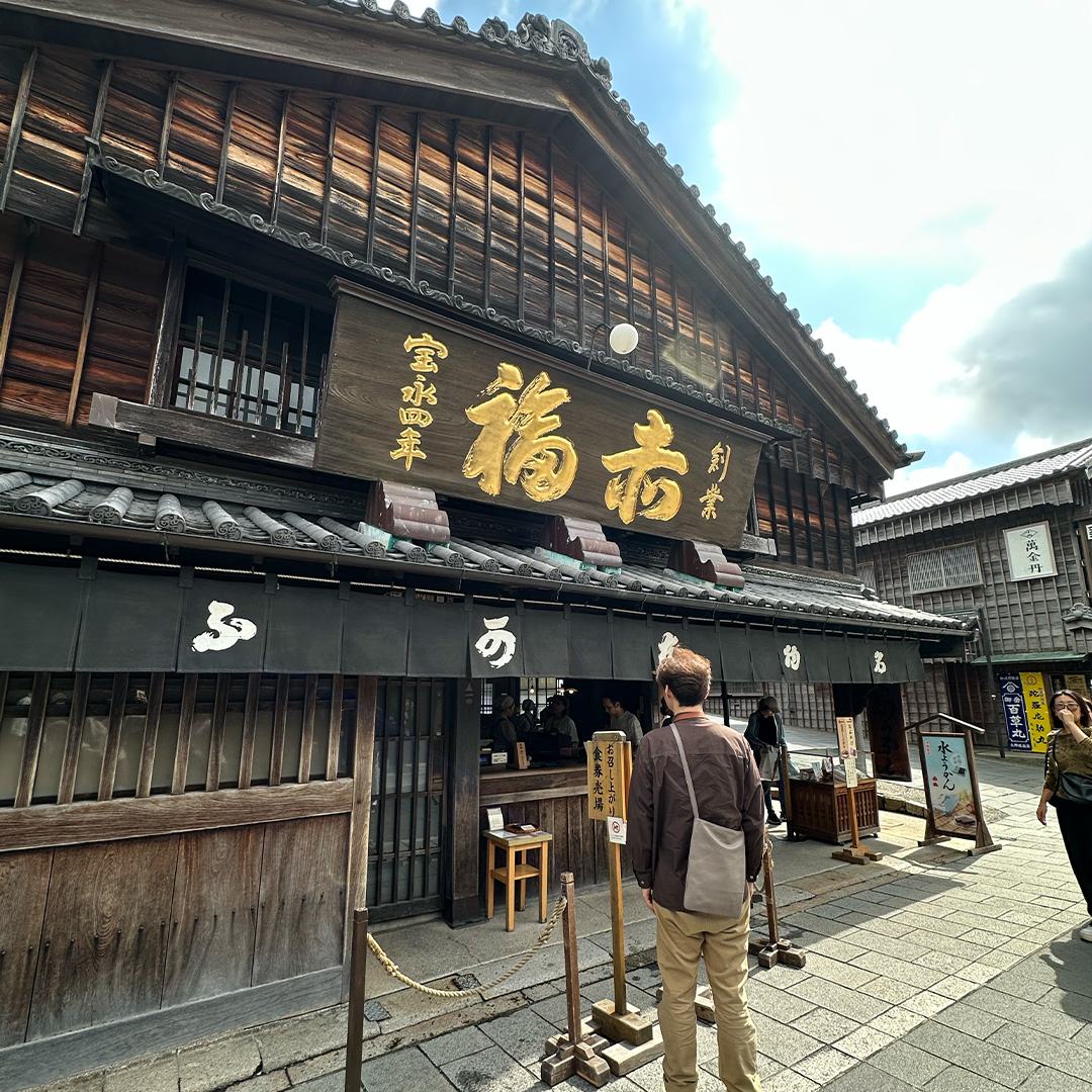 旅先の散策はとにかく身軽が良い。この本革サコッシュなら身軽が叶う（メンズ　ジョエル）