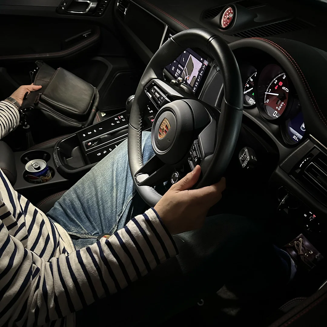 スポーツカーの助手席にフィットするショルダーバッグ（NOIR-GTシリーズ）