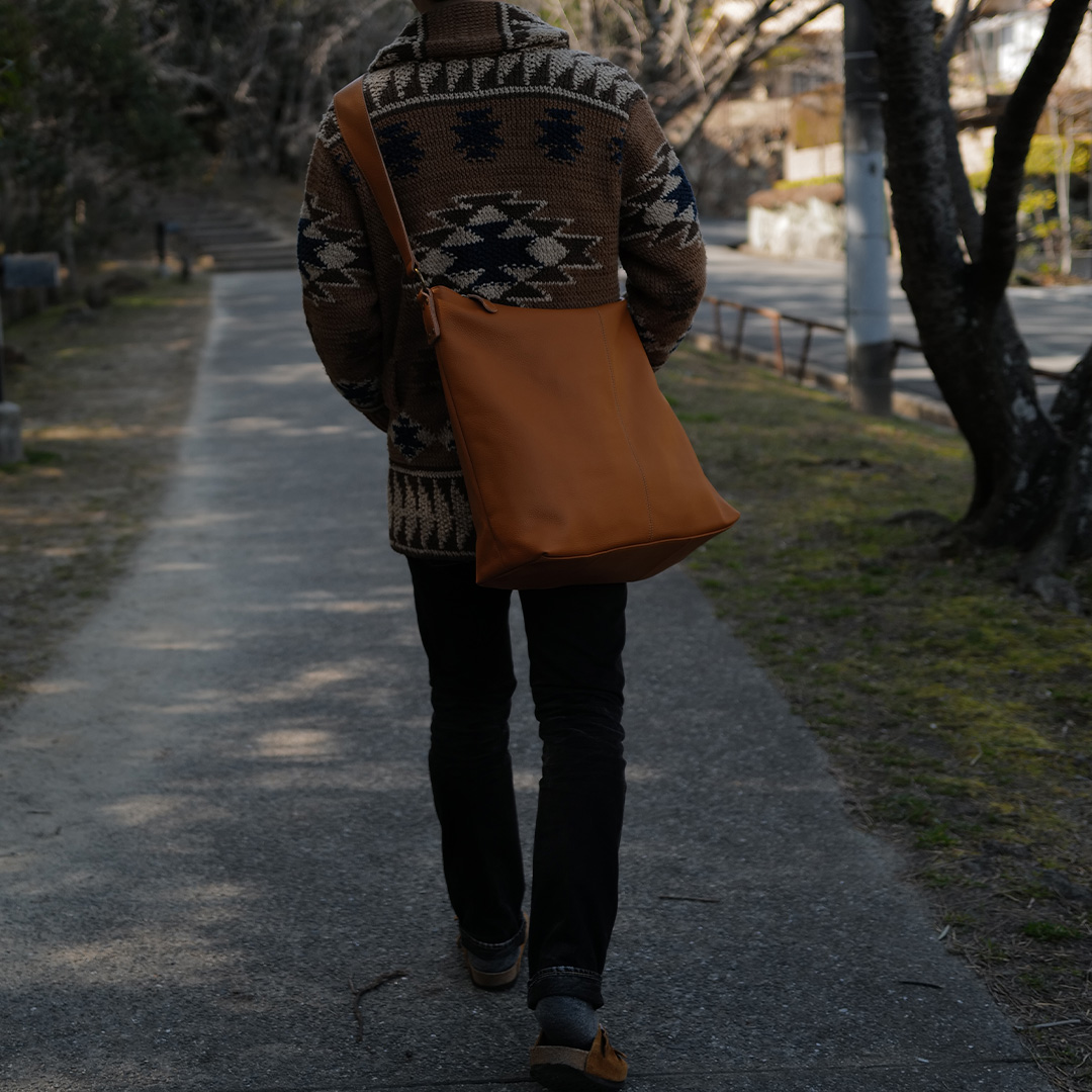 イケおじを目指す50代男性のファッションなら、まずは上質な本革バッグから（メンズ　ドミニク）