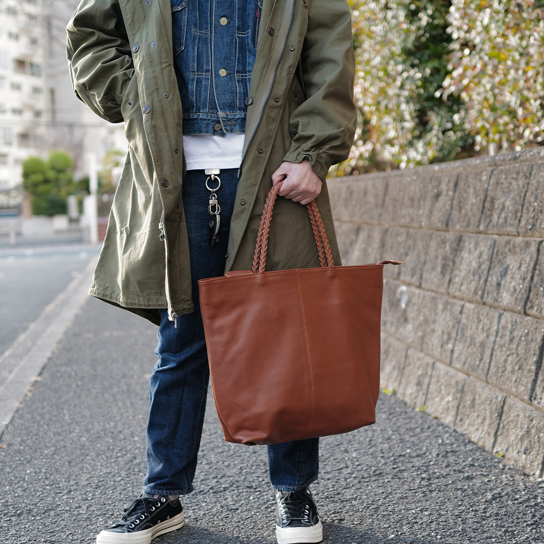 古着好きな40代、50代男性のデニムのセットアップによく似合う本革トートバッグ（メンズ　ロシェル）