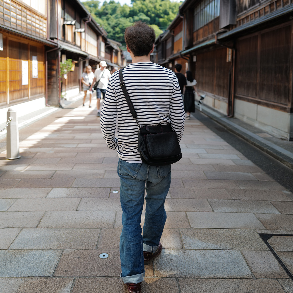 旅先なら斜めがけで両手もフリー。街歩きバッグならお任せの本革ショルダーバッグ（アリエルプラスNOIR-GT）