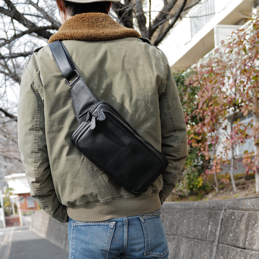 古着好きな40代、50代男性のフライトジャケットコーディネートに相性のいい本革ボディバッグ（メンズ　ジル）