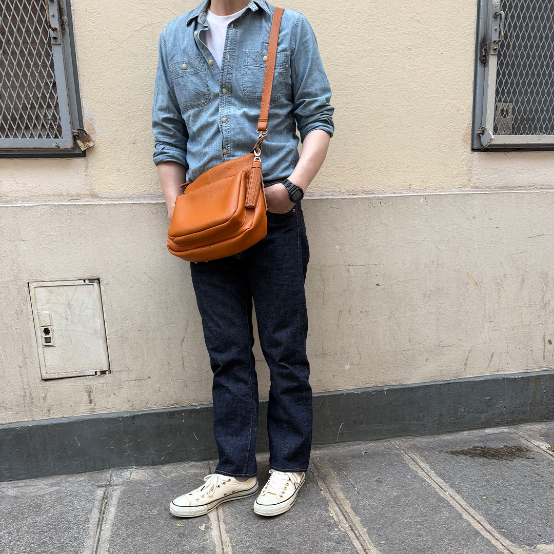 40代、50代男性の普段使いに最適な本革ショルダーバッグは、旅先の散策にもおすすめ（メンズ　アリエルプラス）