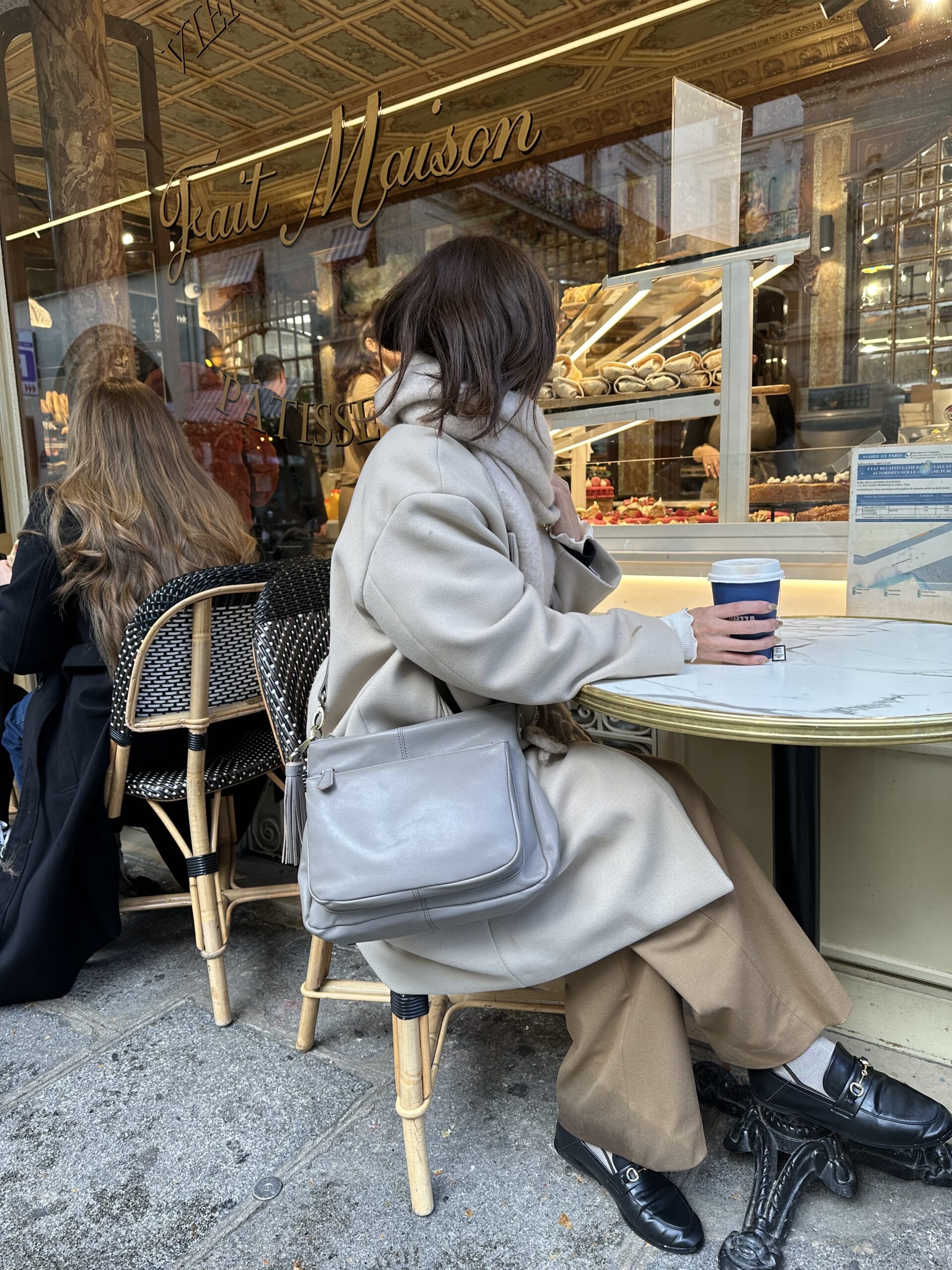 パリのカフェで持つゴートレザーバッグ