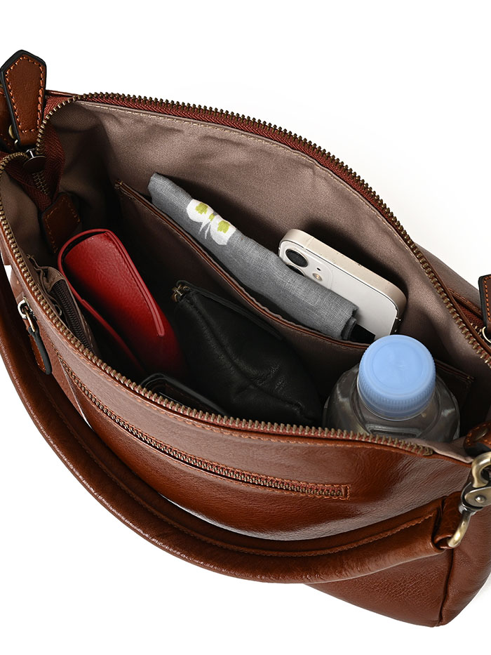 荷物を整理しやすい本革バッグの収納ポケットと内装