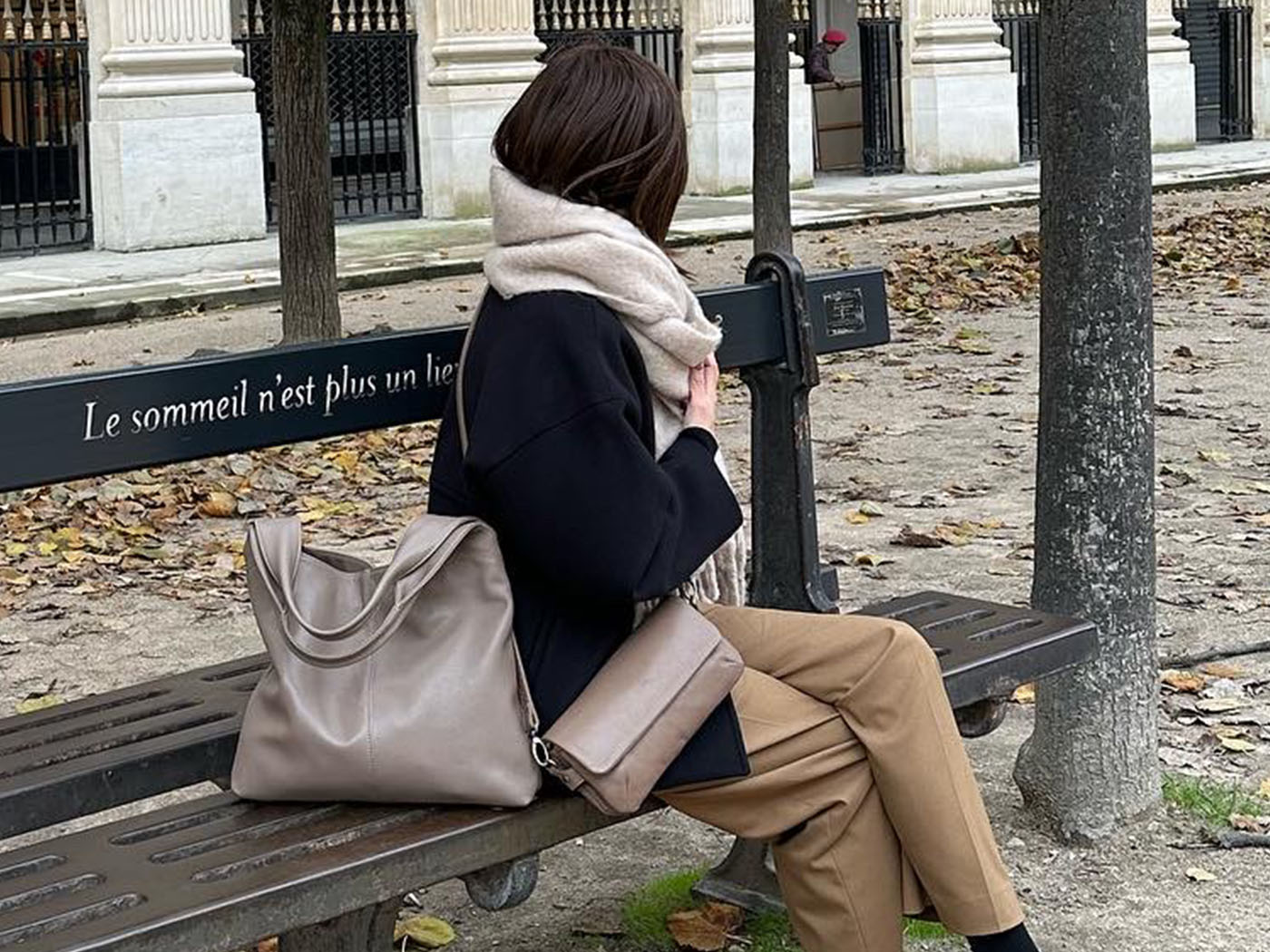 ノートルファボリの本革バッグを持つ大人の女性