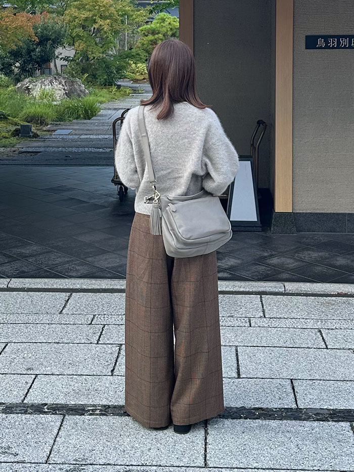 ニュアンスカラーのゴートレザーバッグを合わせた装い