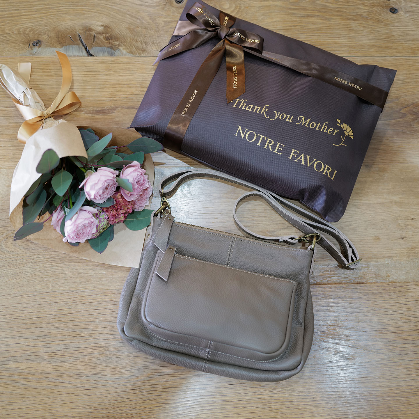 毎日使えるバッグを母の日に贈るイメージ