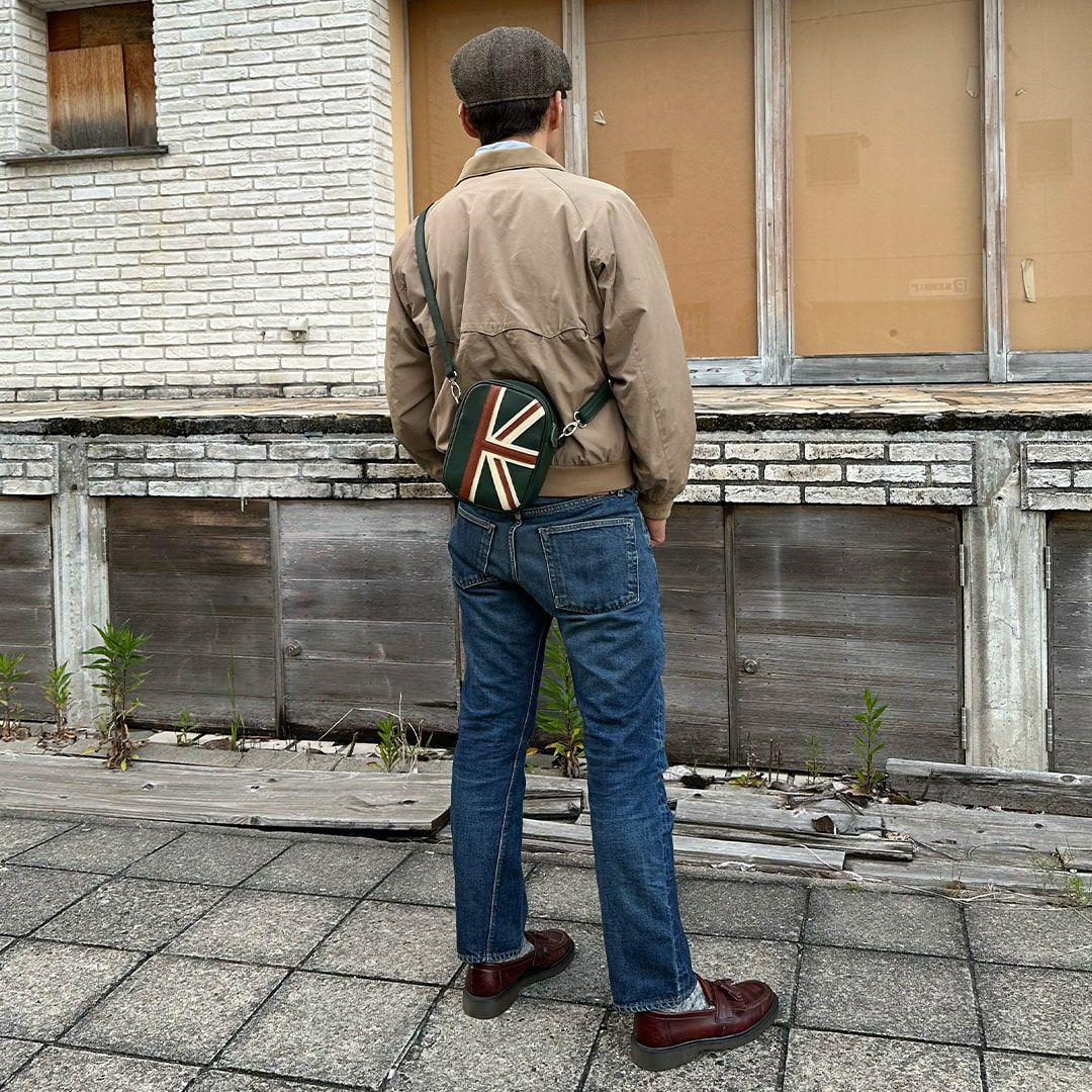 UKロックを踏襲するシャープな美しさ｜直線的で洗練されたコンパクト本
