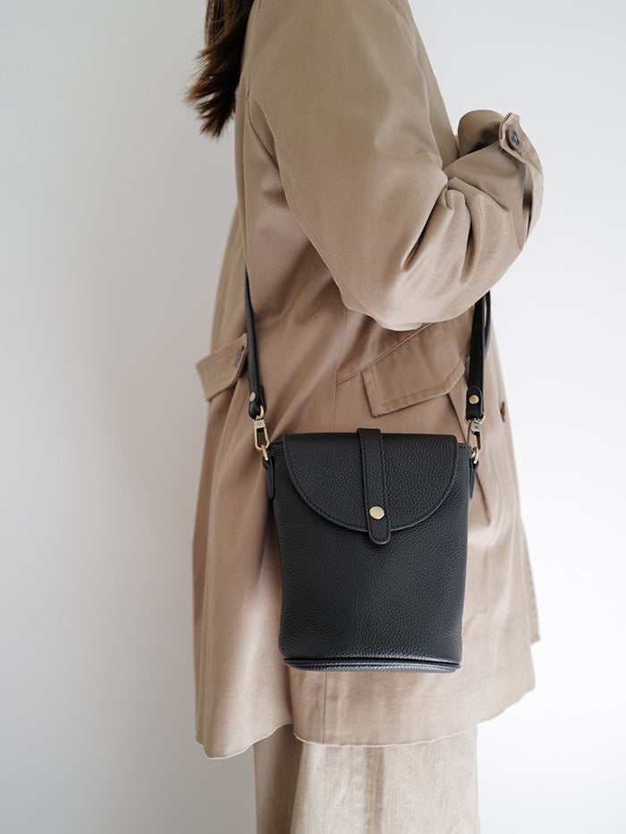 新商品】レオ 本革ミニショルダーバッグ 軽やかに持てる 縦長ミニ