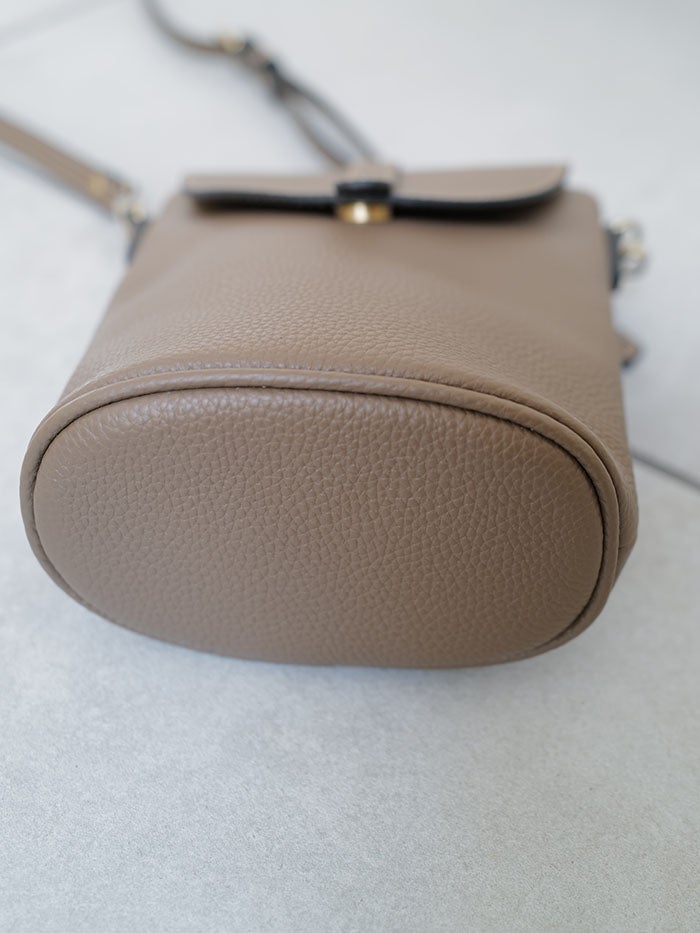 新商品】レオ 本革ミニショルダーバッグ 軽やかに持てる 縦長ミニ